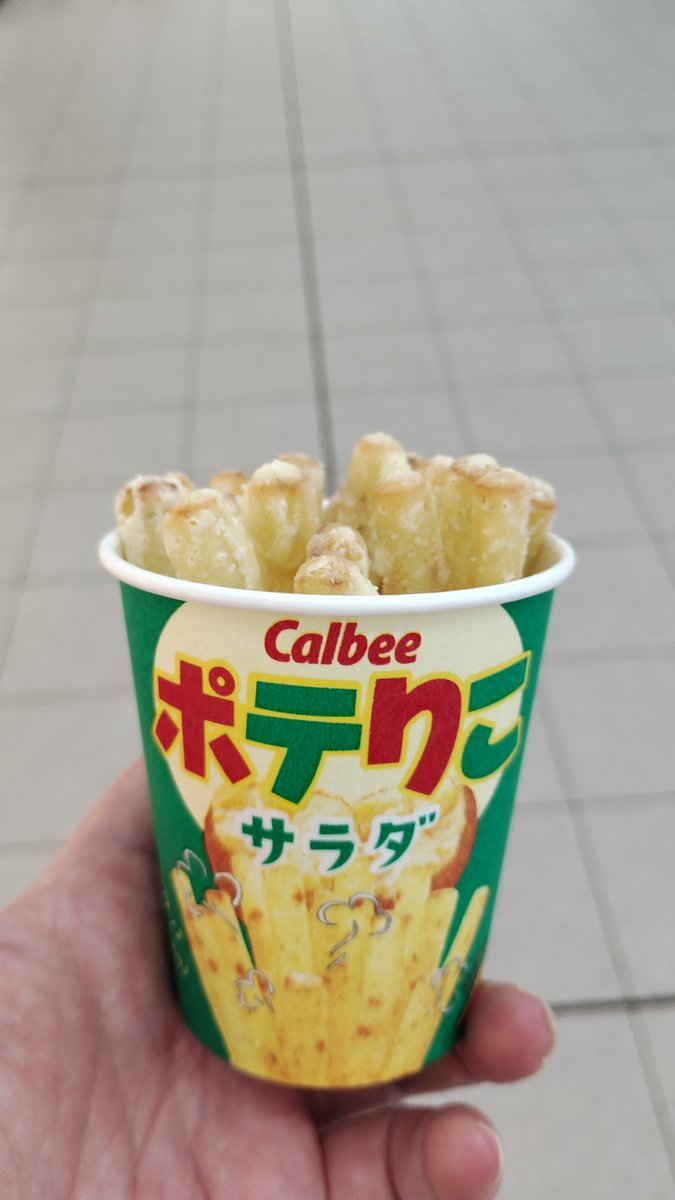 hisy1211's tweet photo. 広島駅に来たらコレ。アツアツのじゃがりこ。
最初は新千歳で食べたんだけど、広島駅にも有ると知ってからは毎回買ってますね。 https://t.co/RId3I8Aq8H