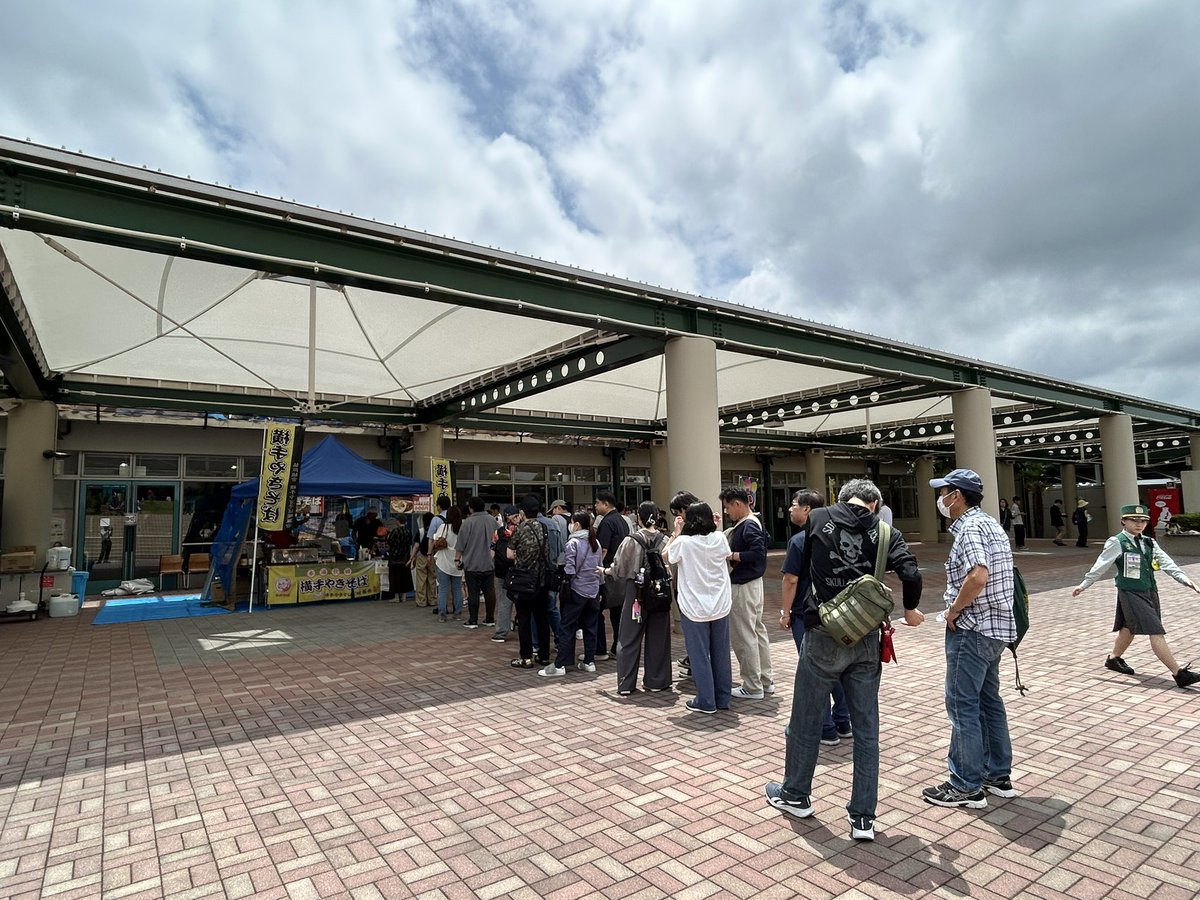 JRAFUKUSHIMA's tweet photo. 🍑夏の福島競馬🍑
本日と明日、馬場内発売所前で実施中の
 #横手市物産展 グルメの様子です❗️
行列ができていますので、完売になる前にご賞味ください🌻
#横手焼きそば #ジェラート #ババヘラアイス #よこまき #男鹿からあげ https://t.co/5EpwUG76SO