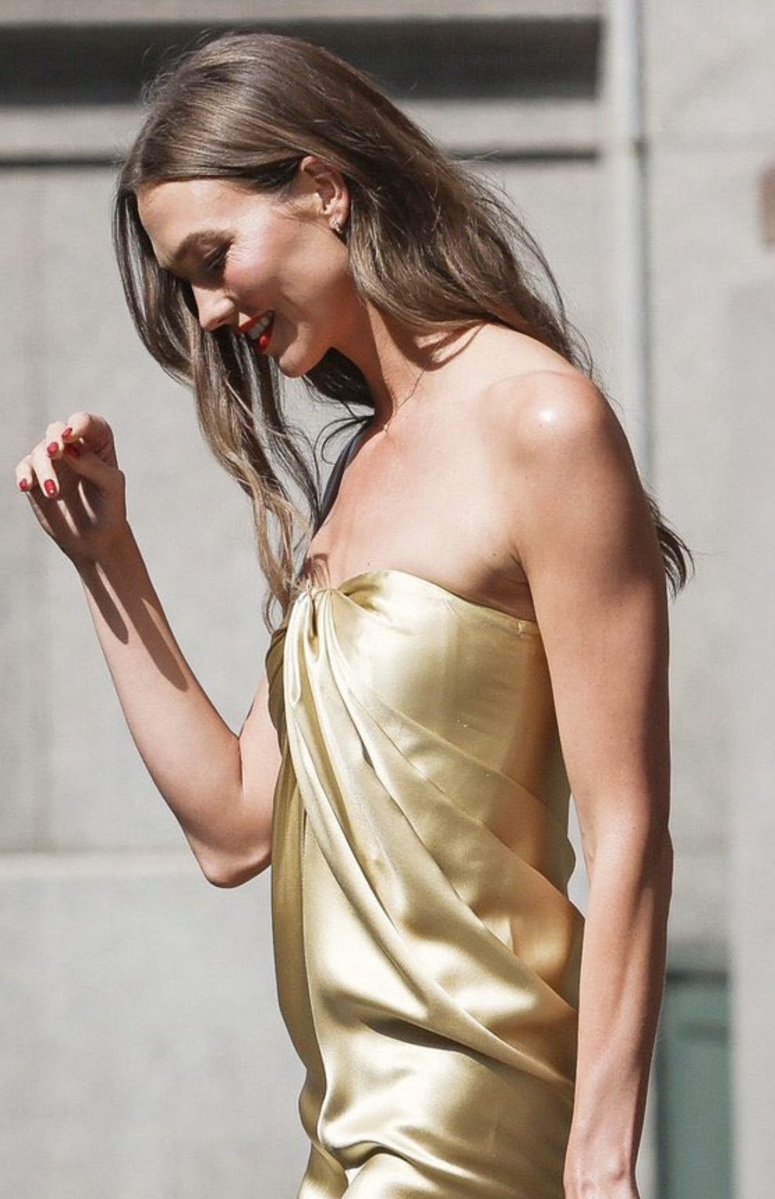 gaylornews's tweet photo. The first time Taylor Swift and Karlie Kloss were spotted at the same wedding, Karlie wore a maroon dress.

The second time she wore a gold one. https://t.co/2hwK6J9deM
