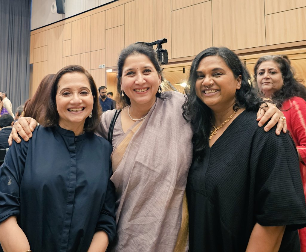nirupamakotru's tweet photo. Then and Now:
With the OG #MAMI festival ladies @anupamachopra and @smritikiran in 2015.
And last night,at the opening of #PardaFaash festival of South Asian films organized by @AsiaSociety at Mumbai.
More power to these two ladies for promoting Indian(and South Asian cinema)all over the world,in different capacities and roles 💪 🤗
#cinema #womeninfilm #WomenWhoBuild #womanpower