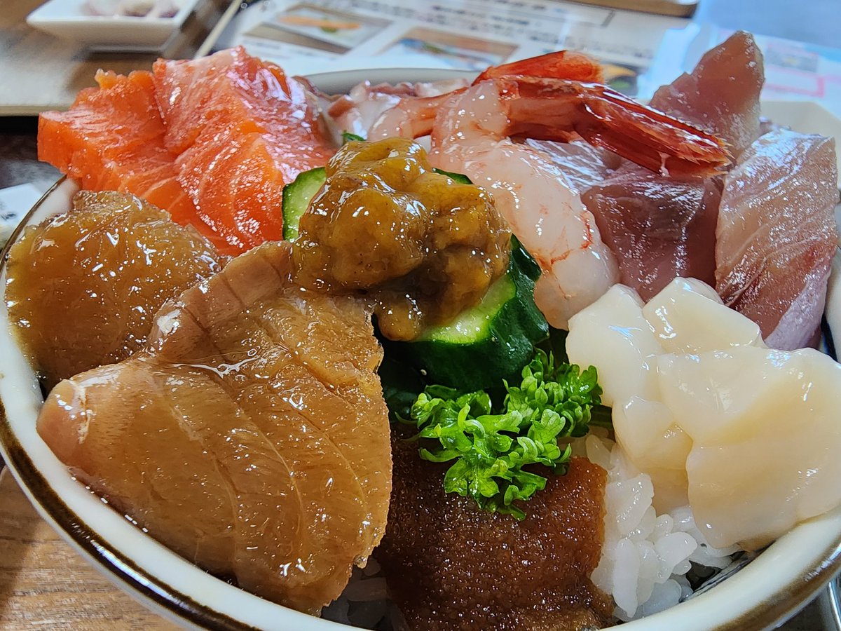 今日のお昼は、津花食堂で海鮮丼！！ めっちゃうまっ。 さすが漁師の店