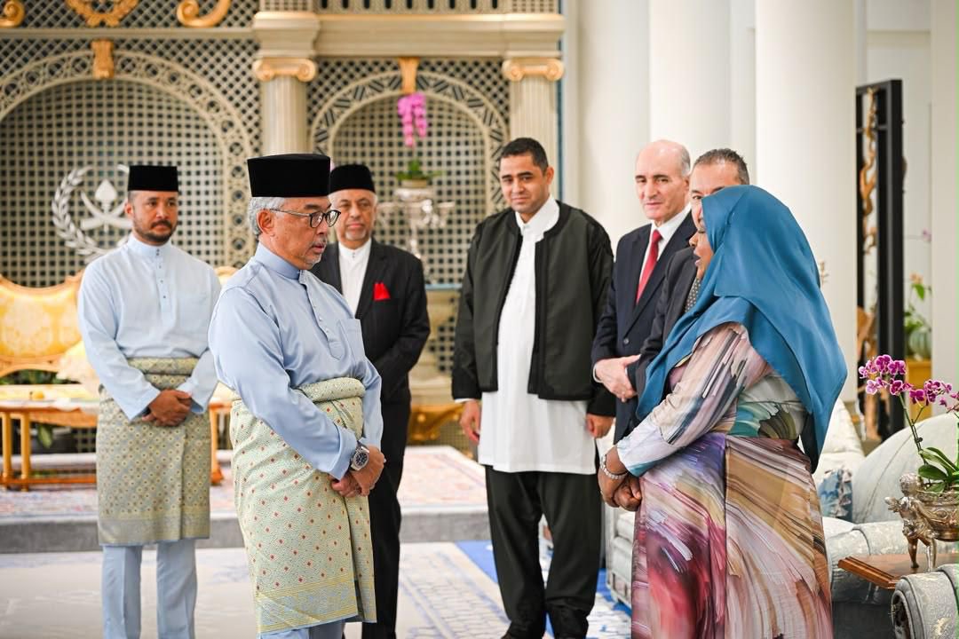 MDVinMalaysia's tweet photo. High Commissioner H.E. Dr. @Mariyam_Shab attended an audience with His Royal Highness The Sultan of Pahang Al-Sultan Abdullah Ri'ayatuddin Al-Mustafa Billah Shah Ibni Almarhum Sultan Haji Ahmad Shah at Istana Abdulaziz as part of the Heads of Mission visit to the State of Pahang. https://t.co/KUWyhDDEFM