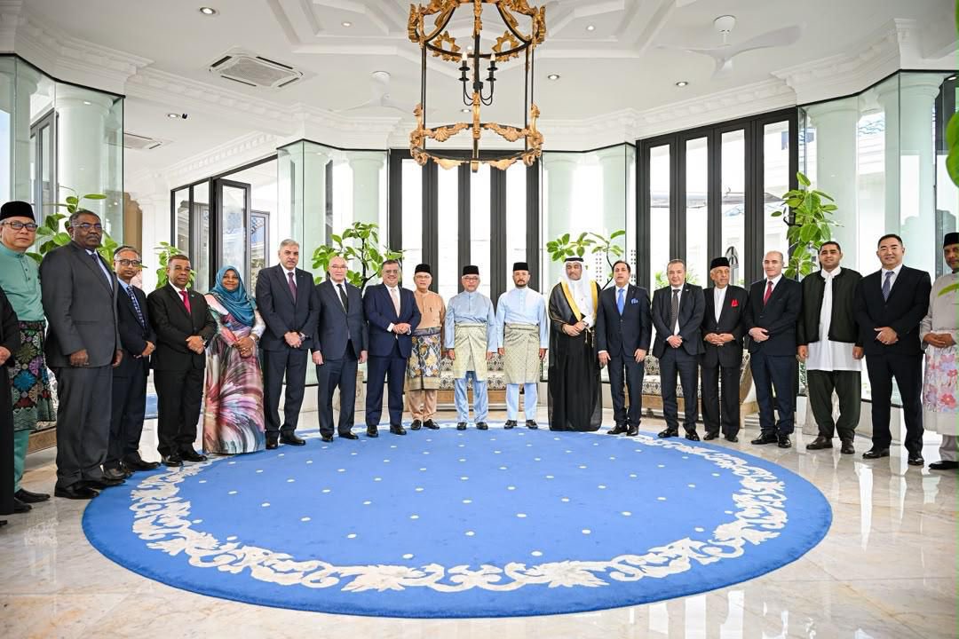 MDVinMalaysia's tweet photo. High Commissioner H.E. Dr. @Mariyam_Shab attended an audience with His Royal Highness The Sultan of Pahang Al-Sultan Abdullah Ri'ayatuddin Al-Mustafa Billah Shah Ibni Almarhum Sultan Haji Ahmad Shah at Istana Abdulaziz as part of the Heads of Mission visit to the State of Pahang. https://t.co/KUWyhDDEFM