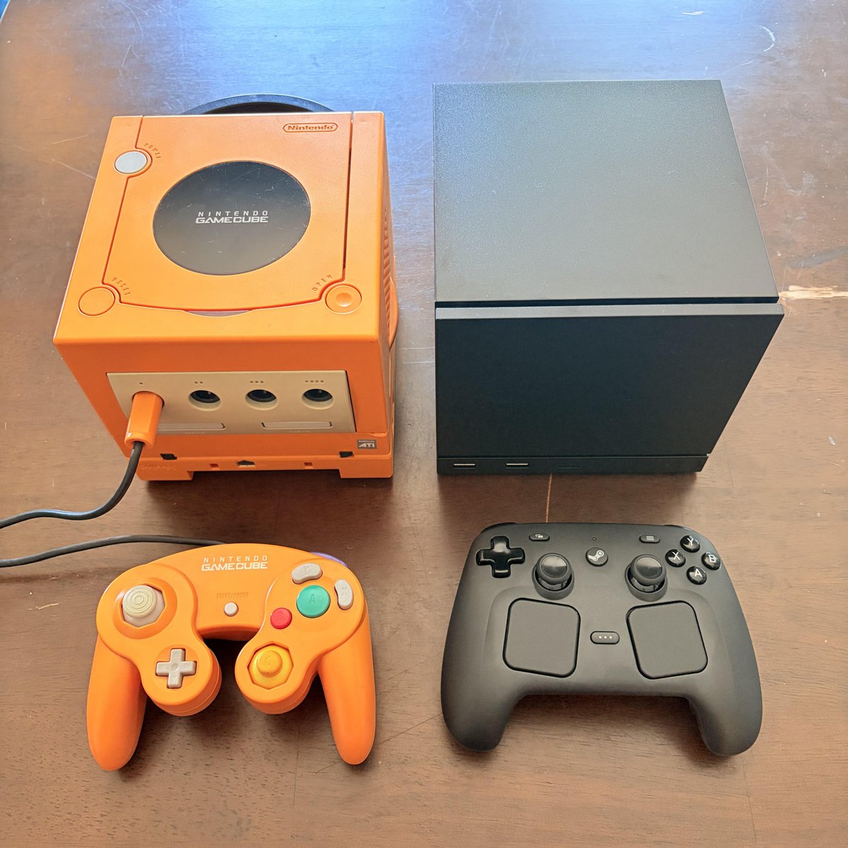 HiTechLoLife1's tweet photo. some madlad actually dropped a comparison picture between the gamecube and the Steam Machine "GabeCube" on Reddit

https://t.co/IH80OD9ozc https://t.co/plg1DVwYPL