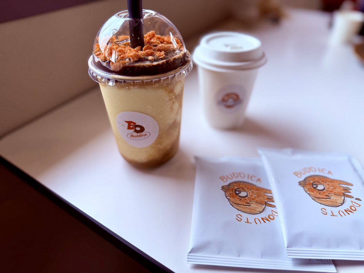 yuusaku_buddica's tweet photo. 今日は月に1度のチートデイです。日常は毎日同じものを食べてトレーニングをしているので、月に1度は好きなものを食べる日にしてます。そこで、最近話題の”BUDDICA DONUTS”に来てみました。新商品のかき氷も驚くほど美味しくて一瞬でペロリでした。また来ます。 https://t.co/FUY07mUO06