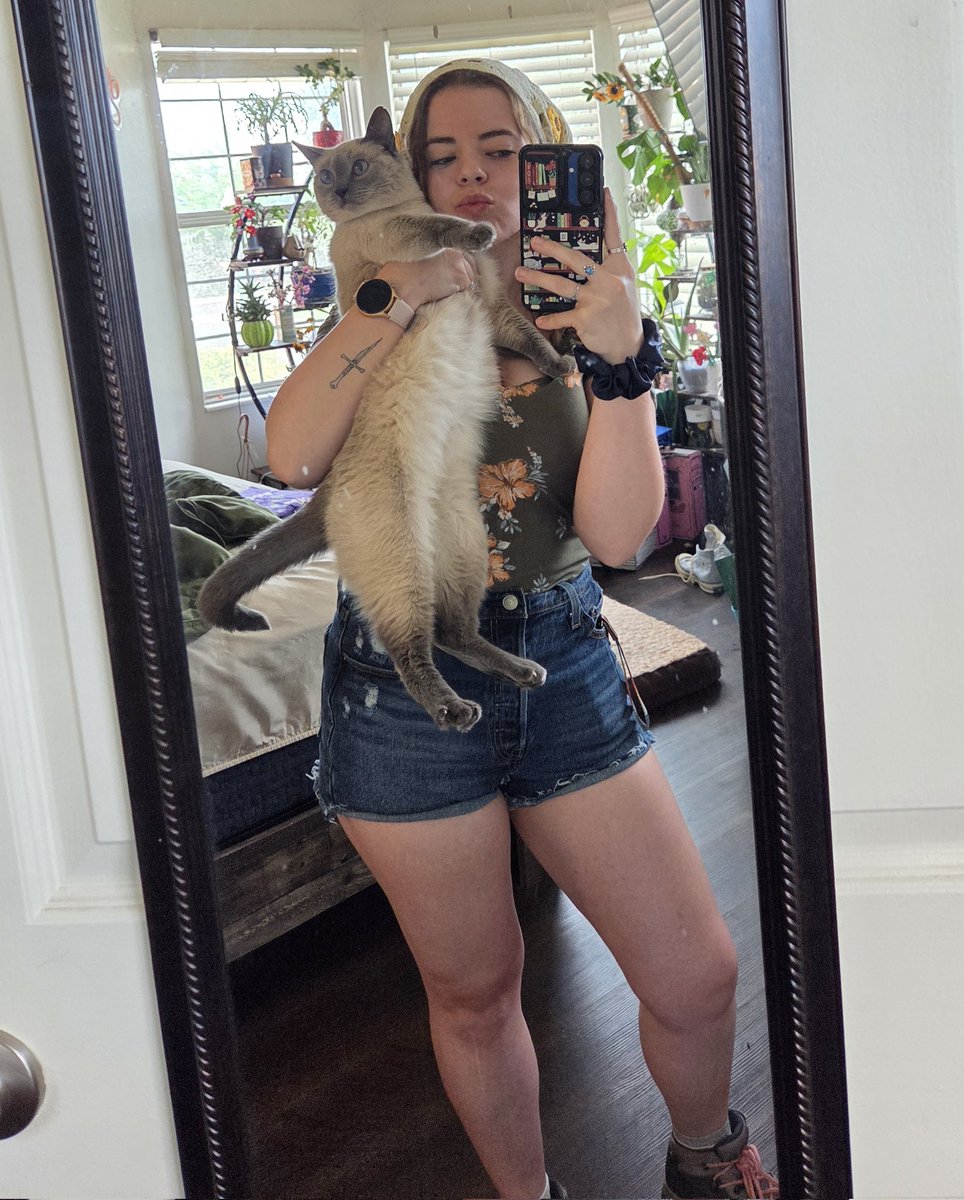KennaRae00's tweet photo. Sometimes I feel cute, and sometimes Blue tolerates taking pictures with me https://t.co/ySVRQvUIAB