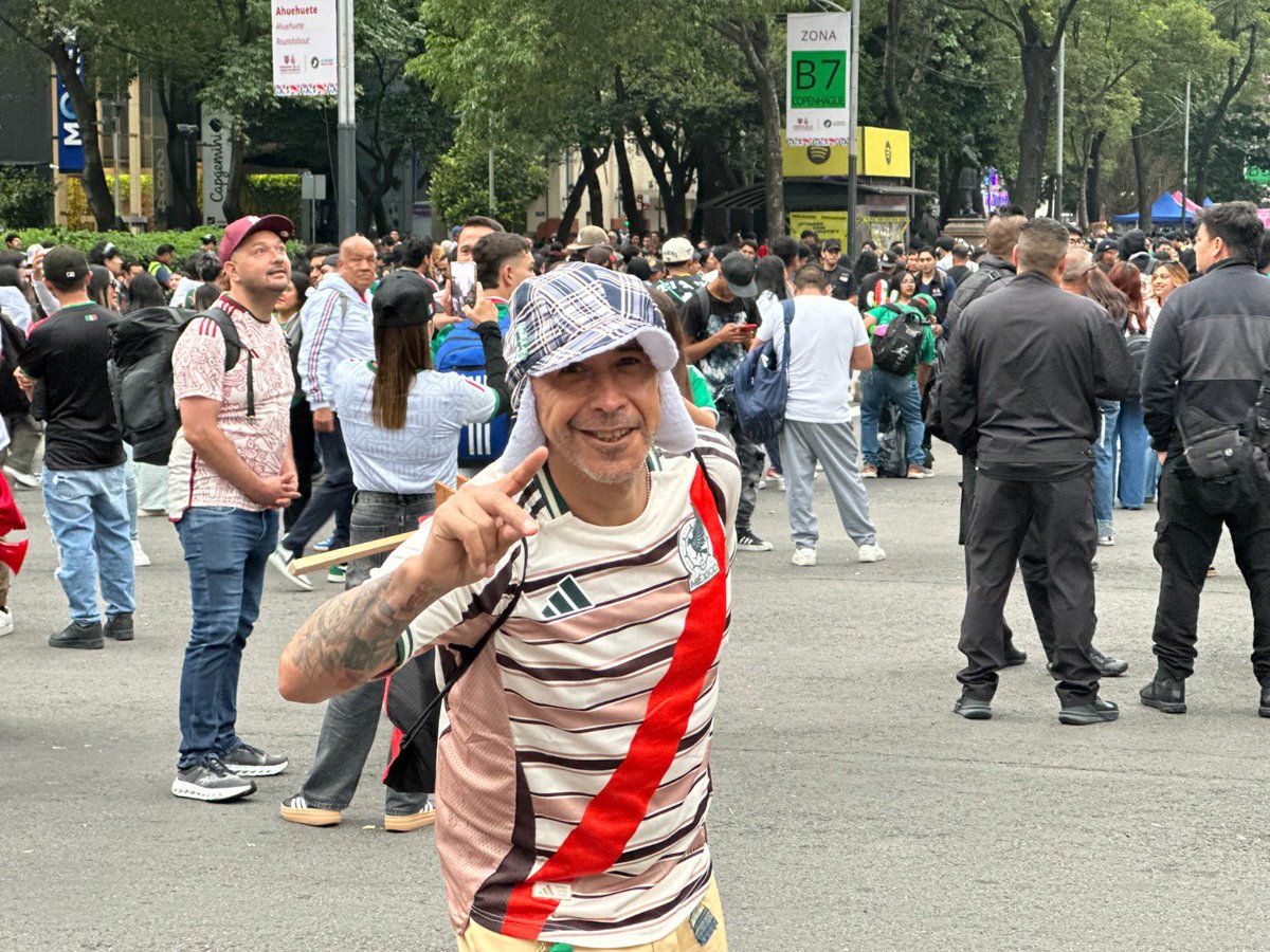 COPRED_CDMX's tweet photo. Porque lo que gritamos también juega y el ejemplo también juega. Hagamos que cada celebración sea una oportunidad para promover la inclusión y recordar que, dentro y fuera de la cancha, todas las personas podemos parar la discriminación. https://t.co/jVM41FOgxG
