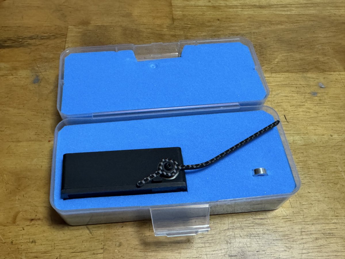 HAMATR11's tweet photo. 至福のひととき

今日はお天気が不安定なので
工作してました
手切りなので見栄えは良くないけどこれで安心して持ち歩けます

アマゾンで頼んだケースが
GeForceの車高ゲージのケースと瓜二つでびっくり https://t.co/SlUYGIQFni