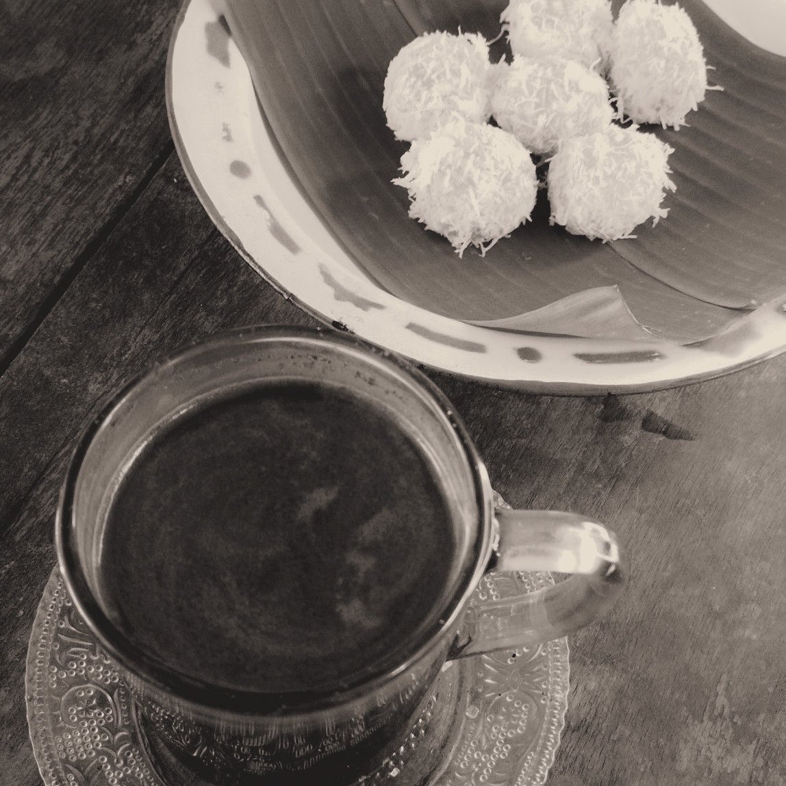 Sereonai's tweet photo. @TamagoPost ㅤㅤ

Serinai Mentari, 1999.
Pagi ini sibuk sajikan kopi hitam dan klepon gula jawa untuk para eyang yang mampir ke warung.

Yang di sana, sudah laku apa saja pagi ini?

ㅤㅤ https://t.co/YVi5EdLpxH