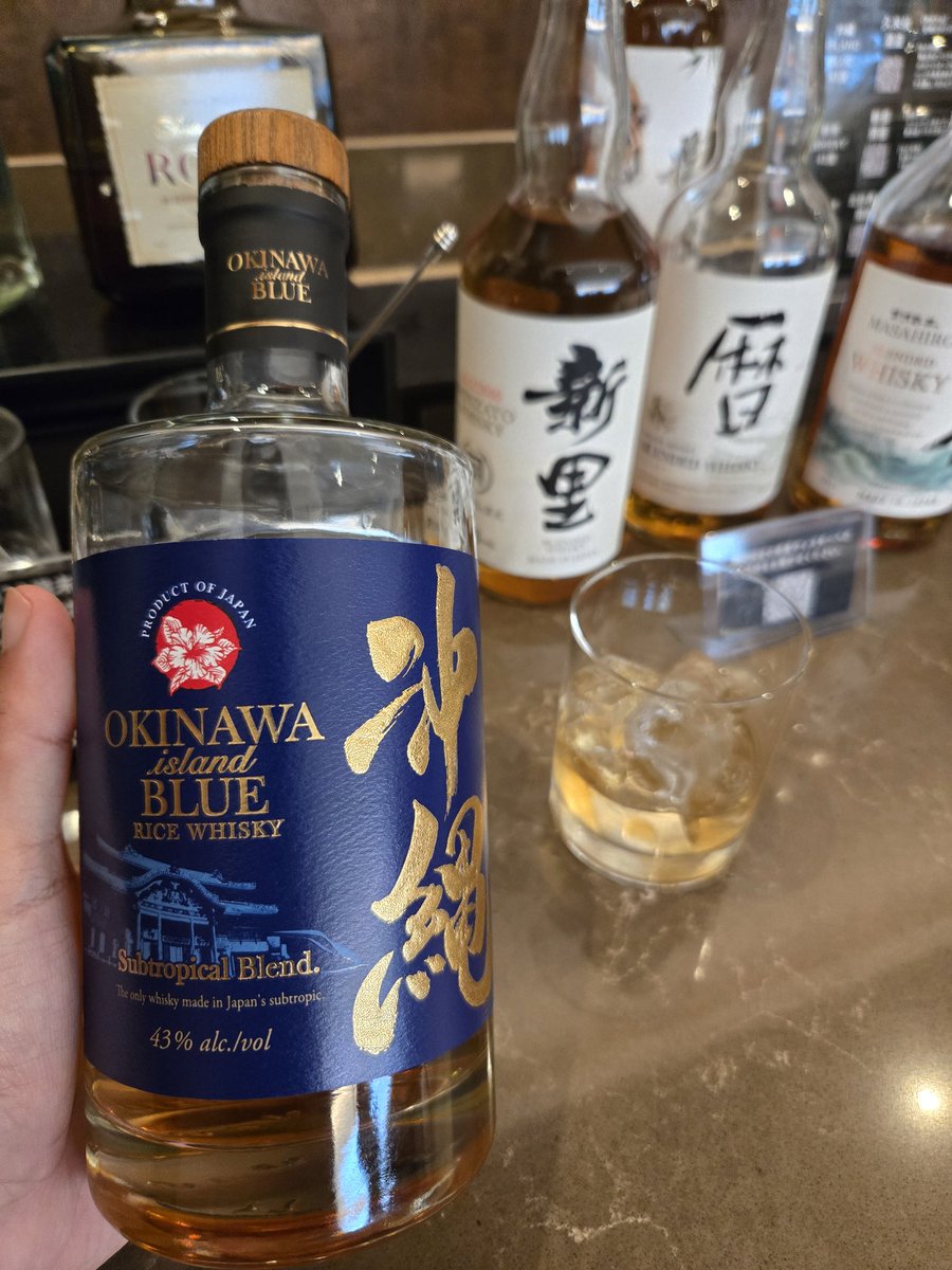 ANA_OKA_'s tweet photo. せっかくなのでウイスキーをダブルで頂きました。
流石に酔いが回ってる気がします。
シートベルトサイン消灯までトイレに耐えます😭 https://t.co/LrcRGDL5B2