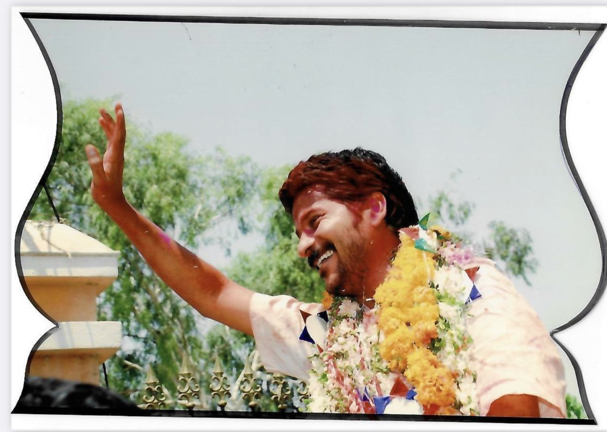 revanth_anumula's tweet photo. లక్షల అక్షరాలతో రాసినా…
కోట్ల పదాలను కూర్చి చెప్పినా…
తరగని మధుర జ్ఞాపకం…
ఈ రెండు దశాబ్దాల ప్రజా జీవితం.
నాడు మిడ్జిల్ లో రేవంత్ రెడ్డిగా మొదలై…
నేడు మీ అందరి గుండెల్లో “రేవంతన్న”గా నిలిచే వరకు సాగిన ఈ అద్భుత ప్రయాణం నా జీవితంలో ప్రత్యేక అధ్యాయం.
ఈ 20 ఏళ్లలో ప్రతి సందర్భంలో, ప్రతి సంఘటనలో, ప్రతి సంఘర్షణలో, ప్రజల కోసం నేను చేసిన ప్రతి పోరాటంలో నాతో నిలిచిన, నాతో నడిచిన ప్రతి ఆత్మీయుడికి, మిత్రులకు, శ్రేయోభిలాషులకు, రాజకీయ కార్యకర్తలకు హృదయపూర్వక అభినందనలు.
ఇదే స్ఫూర్తితో,
ప్రజలకు మరింత సేవ చేయాలన్న ఆర్తితో,
మీ అందరి ఆశీర్వాద బలంతో
భవిష్యత్తులో తెలంగాణ పునర్ నిర్మాణ శ్రామికుడిగా,
ప్రజల ఆకాంక్షలను నెరవేర్చే సేవకుడిగా…
అన్నింటికీ మించి రేవంతన్నగా…
మీ హృదయాల్లో నా స్థానాన్ని మరింత సుస్థిరం చేసుకుంటానని మాట ఇస్తున్నాను.
#ZPTCToCM #20YearsOfPoliticalJourney