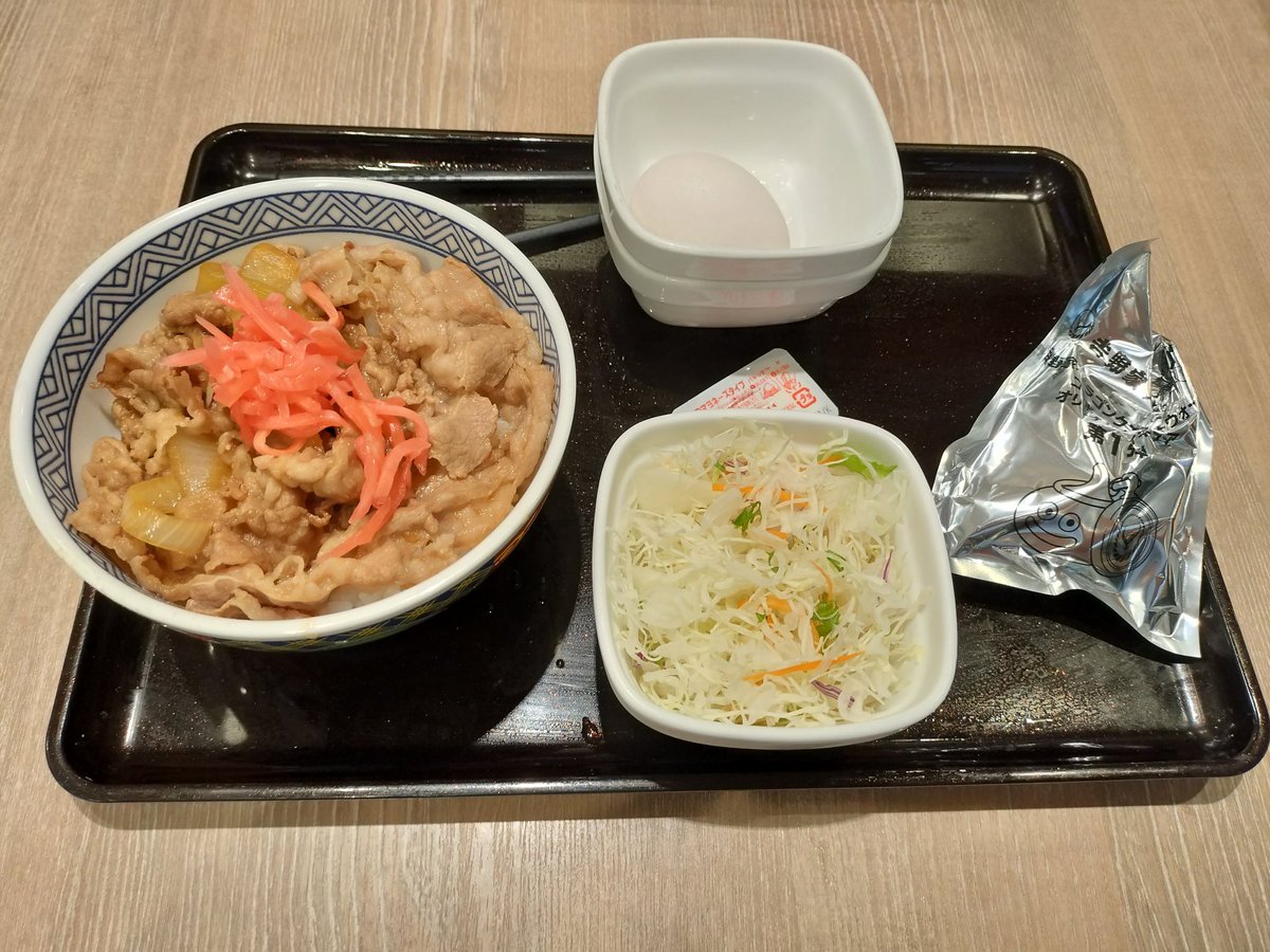 tanucha1995's tweet photo. 吉野家仙台駅東口店さんへ
出遅れて10時15分着で
もう20人くらい並んでた

ドラクエウォークセット
並 つゆだく 卵 1050円

いつ以来か分からないほど
吉野家で牛丼食べました

フィギュアは吉野家スラミチ!
#ドラクエウォーク #吉野家
#吉野家ドラクエウォーク https://t.co/XSN1lne2Va
