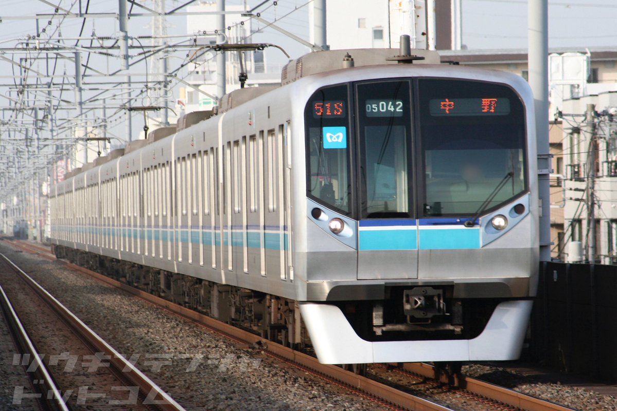com_train_com's tweet photo. 増備途中でマイナーチェンジを繰り返した営団地下鉄（東京メトロ）東西線用05系。

特に約5年のブランクを経て導入された通称「05N系」では01系以来の角型ライトから脱却し、前面スタイルを刷新。

未来感あるデザインですが、もう20年以上前の車両なんですよね。

#東京メトロ05系 https://t.co/KA8of8BUov