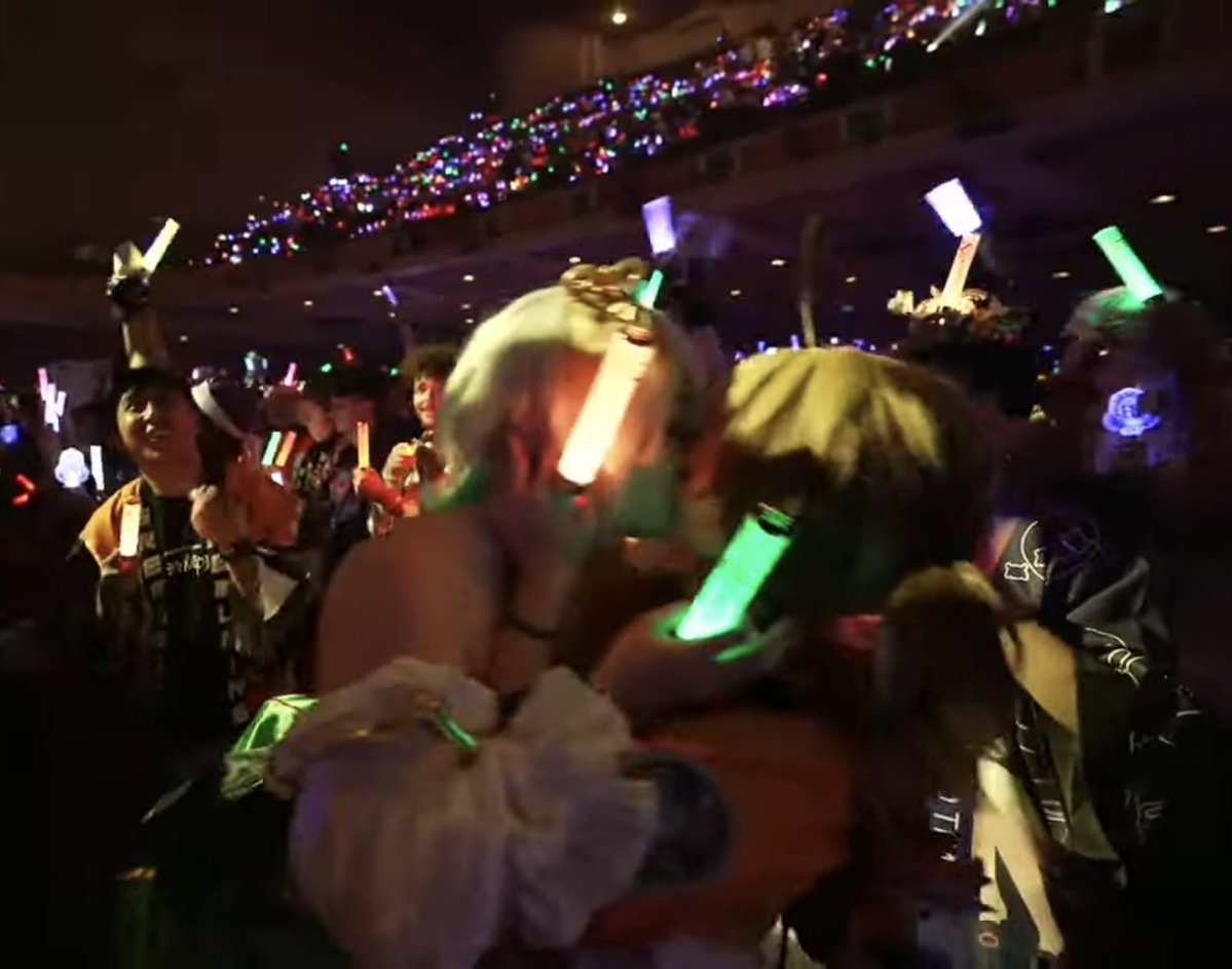 stroorb's tweet photo. THE AUTOFISTER KISS IS REAAAALLLLL‼️‼️‼️‼️💚🧡💚🧡 https://t.co/dLHHYI6lP8