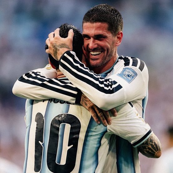 _MateoMJ's tweet photo. Hay dos cuestiones que me preocupan muchísimo en Argentina. Paso a desarrollar.

1. Noto al equipo cansado. No es noticia, porque se sabe que hay muchos futbolistas que llegan con lo justo desde lo físico. Aún así, me da la sensación de que la pasividad que vemos por momentos, y la tendencia de ceder un poco el protagonismo y defenderse en bloque bajo, son una CONSECUENCIA de esto que menciono.

No creo que Scaloni esté convencido de que esta es la mejor forma de defenderse o de transitar la ventaja en el marcador, pero Argentina perdió voracidad y desgaste respecto a otras versiones de sí misma.

Creo que puede deberse a que están bajos desde lo físico. No todos, pero si no está todo el equipo en la misma sintonía, no funciona. Intuyo que por eso Argentina se retrasa tanto.

2. El nivel de los centrodelanteros llama muchísimo la atención. Es irónico porque, en el papel, Argentina tiene a dos tipos de absoluta élite mundial en esa posición ¿Quién podría darse el gusto de tener a Julián Álvarez y Lautaro Martínez compitiendo por un puesto? Es una locura.

Aún así, Julián bajó mucho respecto a lo que nos tiene acostumbrados y Lautaro no termina de jugar como se espera, sabiendo de sus increíbles condiciones.

Argentina debe ganar contundencia para no depender solo de Messi. Y en eso, obvio, también entran los volantes y lo que puedan generar.