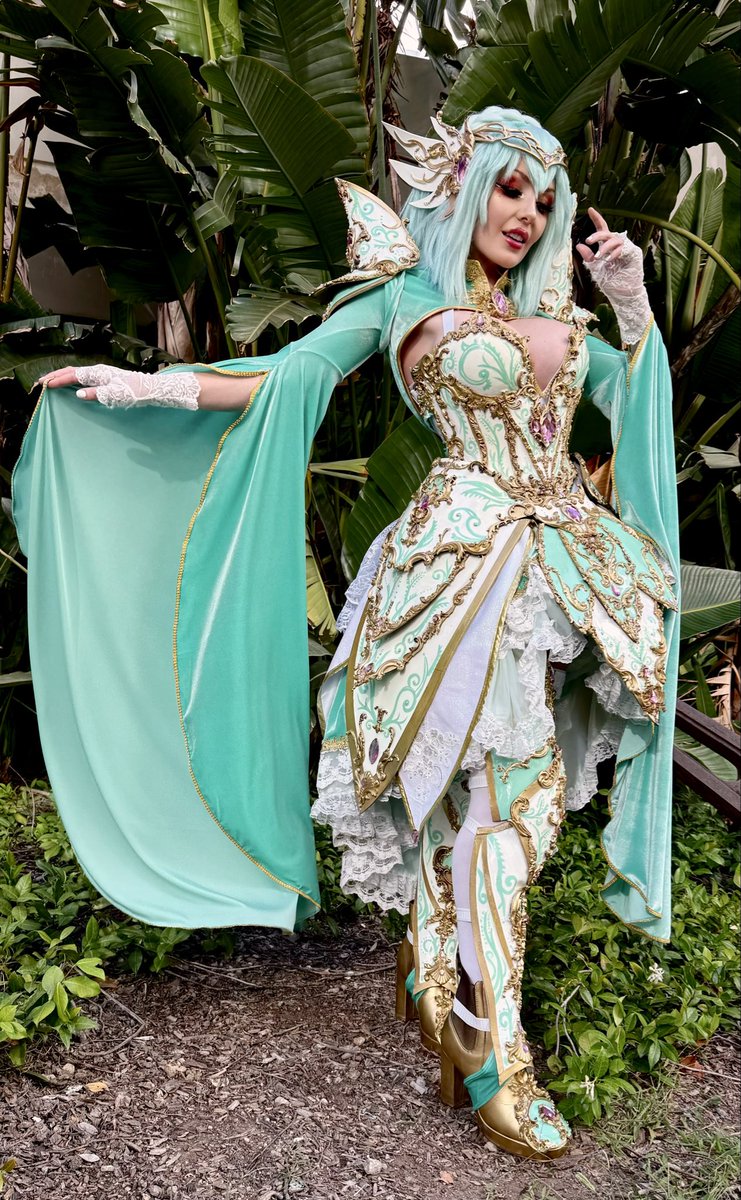 JessicaNigri's tweet photo. i designed and made a costume based off of the Pokemon Gardevoir 🍃 https://t.co/SJNsCYzTGc