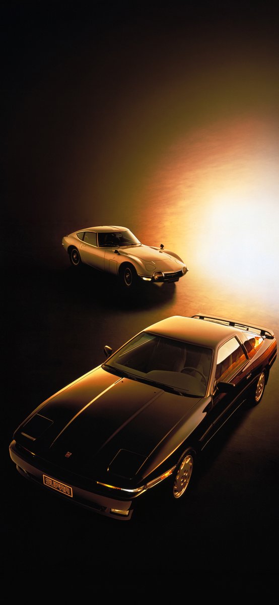 TOYOTA_PR's tweet photo. 【トヨタ公式壁紙配布】
今回のクルマは2000GTとA70スープラ！

流麗なスタイリングに日本初の技術を多数搭載した2000GT。
｢TOYOTA 3000GT｣をキャッチコピーに1986年にデビューしたA70スープラをぜひ壁紙に！

▼壁紙リクエストはコメント欄へ
#TOYOTAWALLPAPER #スープラ https://t.co/apsxbgPny4