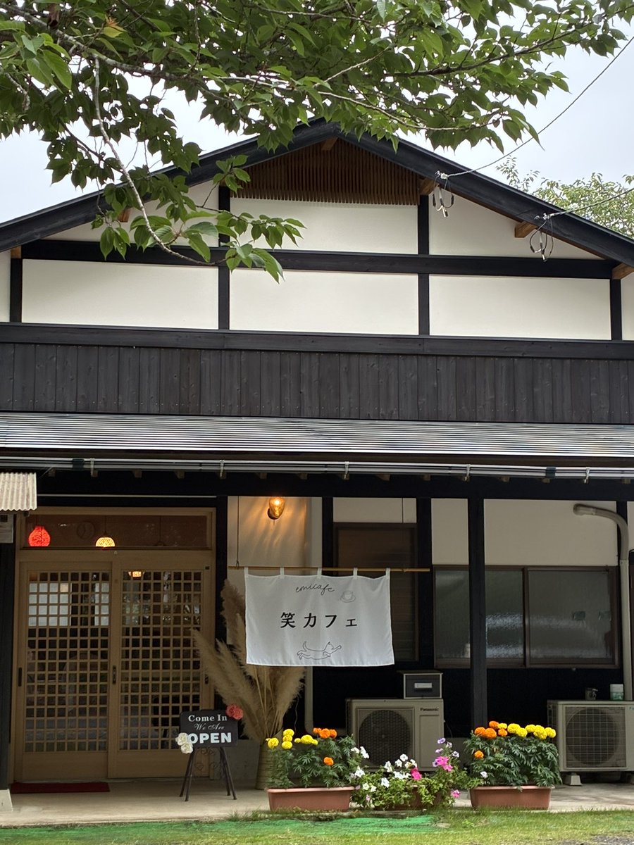 m708m's tweet photo. アツマーレ後は山道を抜け20分くらい走ったとこにある、城里町の笑カフェさんでランチ😁
旬菜プレート☺️
野菜もりもり過ぎて、なんなら野菜で腹パンになった💦
基本は予約メインみたいだが外テーブル使用でいけた❗️
今日は涼しくて良かった✌️ https://t.co/pzwpxQiuuo