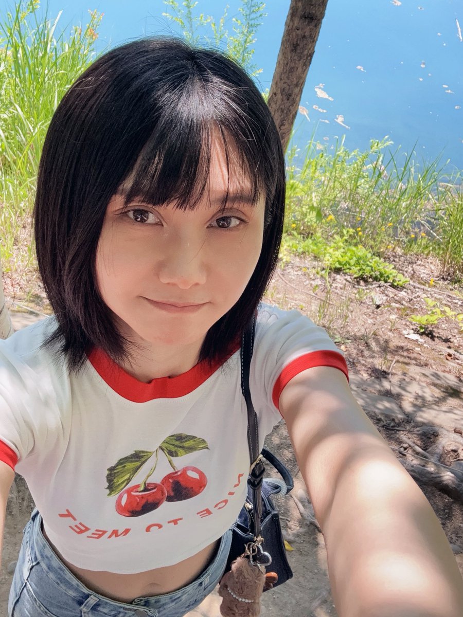 chiwatayufu's tweet photo. 青い池！！
温泉地帯の地下水(アルミニウム成分含有)と美瑛の水が混ざってコロイド粒子ができて、粒子が日光を乱反射させるから綺麗なブルーに見えるんだって🧊
#美瑛
#青い池 https://t.co/HXXiQVdRlX