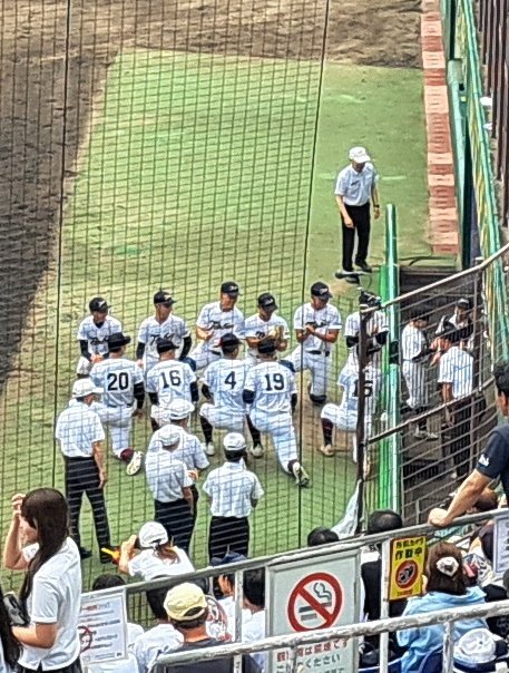kazutan__1220's tweet photo. 京都大会開幕試合の始球式の子が物凄い良い投球して感動したんだけど、その彼を鳥羽高校のベンチメンバーがみんな膝を付きながら花道を作って出迎えた姿には更に感動しました

こういう部分がさすが京都二中の歴史を受け継ぐ伝統校たる姿👏

＃高校野球 https://t.co/Qaq2qVuF7g