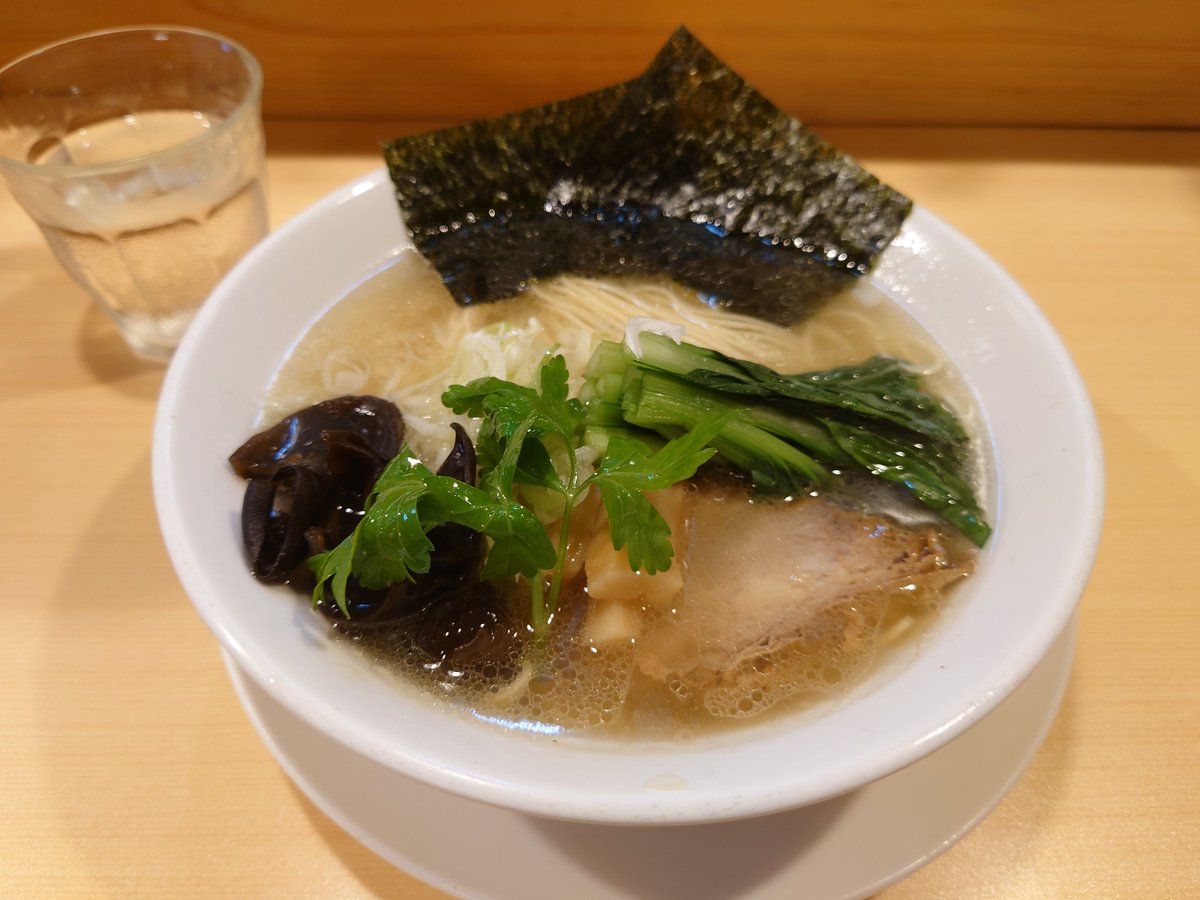 nao77iori's tweet photo. らーめんDININGれんげ 太田市
塩らーめん
無化調スープ、はまぐりの出汁
丁度よい塩梅です
滑らなのど越しの細麺
チャーシューは柔らかくトロトロで美味
スープまで飲み干して完食
とても美味しかったです
ご馳走様でした😊 https://t.co/ZpxeFtMXfv