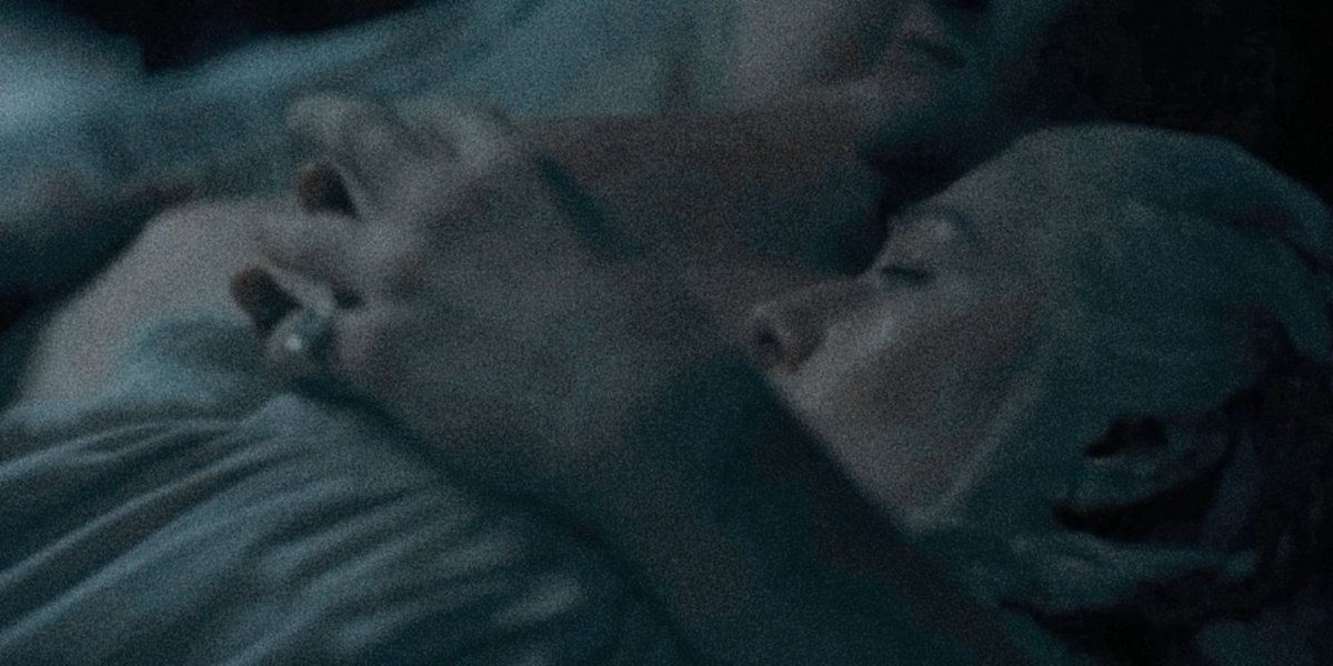 syraxes_'s tweet photo. the way they reaching each other's hands, i'm insane guys 🧎‍♀️ https://t.co/V8zB09flfD