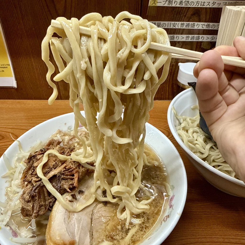 taka20200628st's tweet photo. ラーメン二郎 亀戸店@亀戸 121 ラーメン(ブタ1枚入り)＋つけ麺変更
6/25以来53回目
今年初のつけ麺を求めて凸撃💨
9:57到着で開店前2番目に接続しファスロ
コールは全部とタレ
これぞ夏の風物詩!!
これを食べなきゃ夏は始まらない!!
絶妙な酸味加減のつけ汁と申し分ない麺量で満足
#ラーメン二郎亀戸店 https://t.co/8Hg7kZt9VD