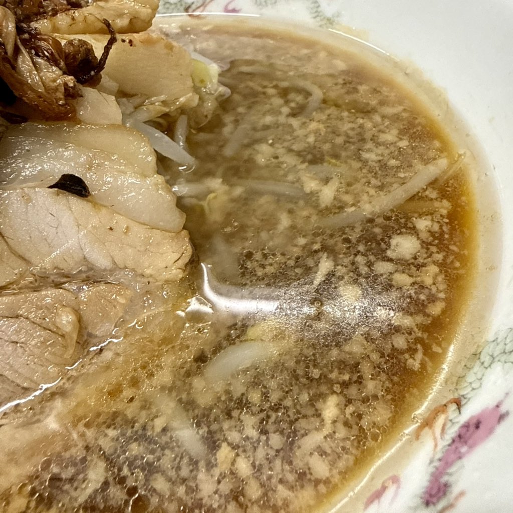 taka20200628st's tweet photo. ラーメン二郎 亀戸店@亀戸 121 ラーメン(ブタ1枚入り)＋つけ麺変更
6/25以来53回目
今年初のつけ麺を求めて凸撃💨
9:57到着で開店前2番目に接続しファスロ
コールは全部とタレ
これぞ夏の風物詩!!
これを食べなきゃ夏は始まらない!!
絶妙な酸味加減のつけ汁と申し分ない麺量で満足
#ラーメン二郎亀戸店 https://t.co/8Hg7kZt9VD