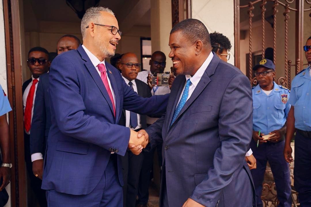 Globalinfos's tweet photo. Élections en Haïti : un budget de 120 millions de dollars américains arrêté pour le scrutin.

La Primature et le Conseil électoral provisoire (CEP) ont fixé à 120 millions de dollars américains le budget prévisionnel des prochaines élections, à l’issue d’une concertation avec le ministère de l’Économie et des Finances.

Les autorités expliquent que cette estimation intègre les coûts liés à la logistique électorale, aux dispositifs de sécurité et aux contraintes budgétaires de l’État. Elles soulignent que toute modification de cette enveloppe devra être approuvée conjointement par la Primature et le CEP, dans le respect des principes de transparence.

Le gouvernement et le CEP estiment que ce financement constitue une étape essentielle vers l’organisation d’élections libres, crédibles, inclusives et transparentes, tout en réaffirmant leur engagement à assurer un suivi rigoureux et une reddition de comptes sur l’utilisation des ressources publiques. #GlobalInfos