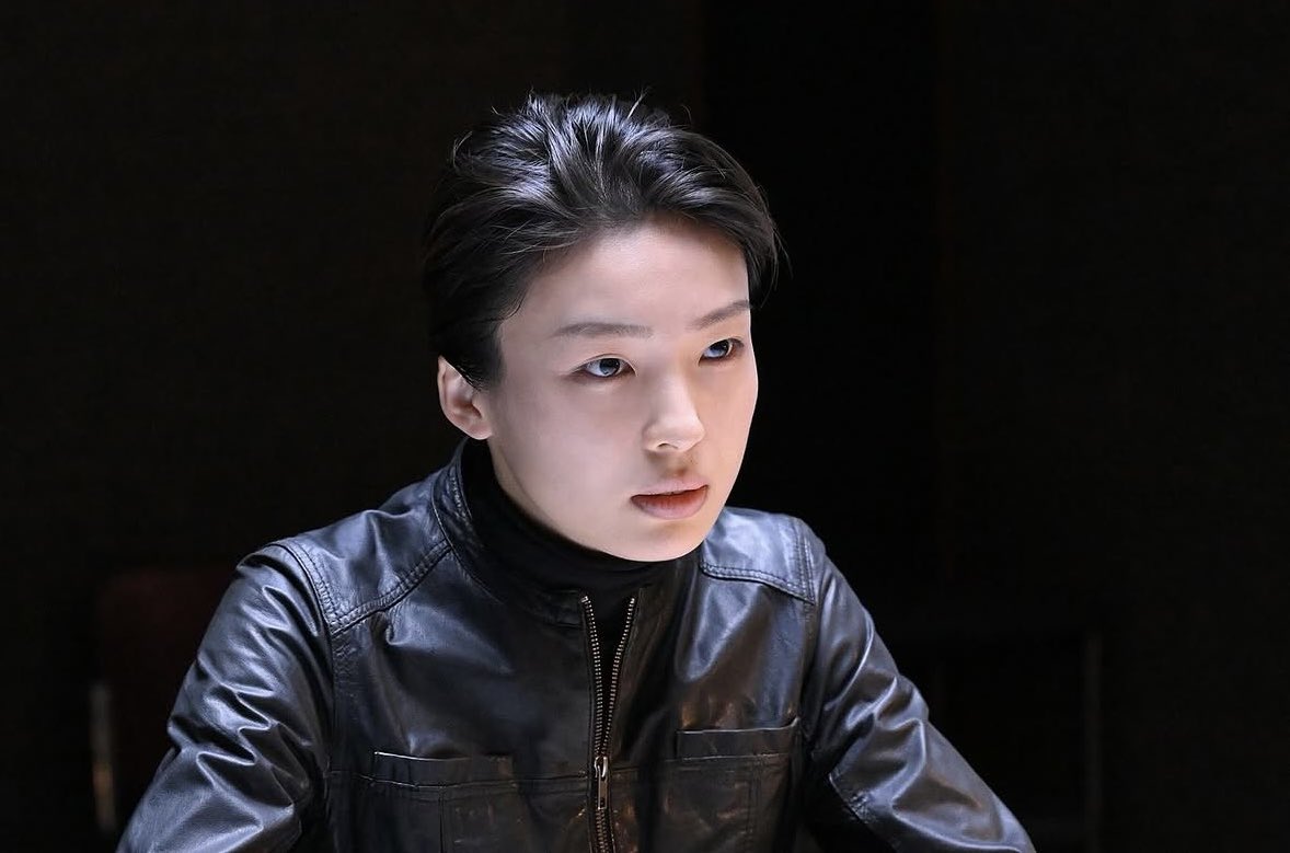 Netflix『ガス人間』で、キリッとした眼差しが印象的な後輩刑事を演じ