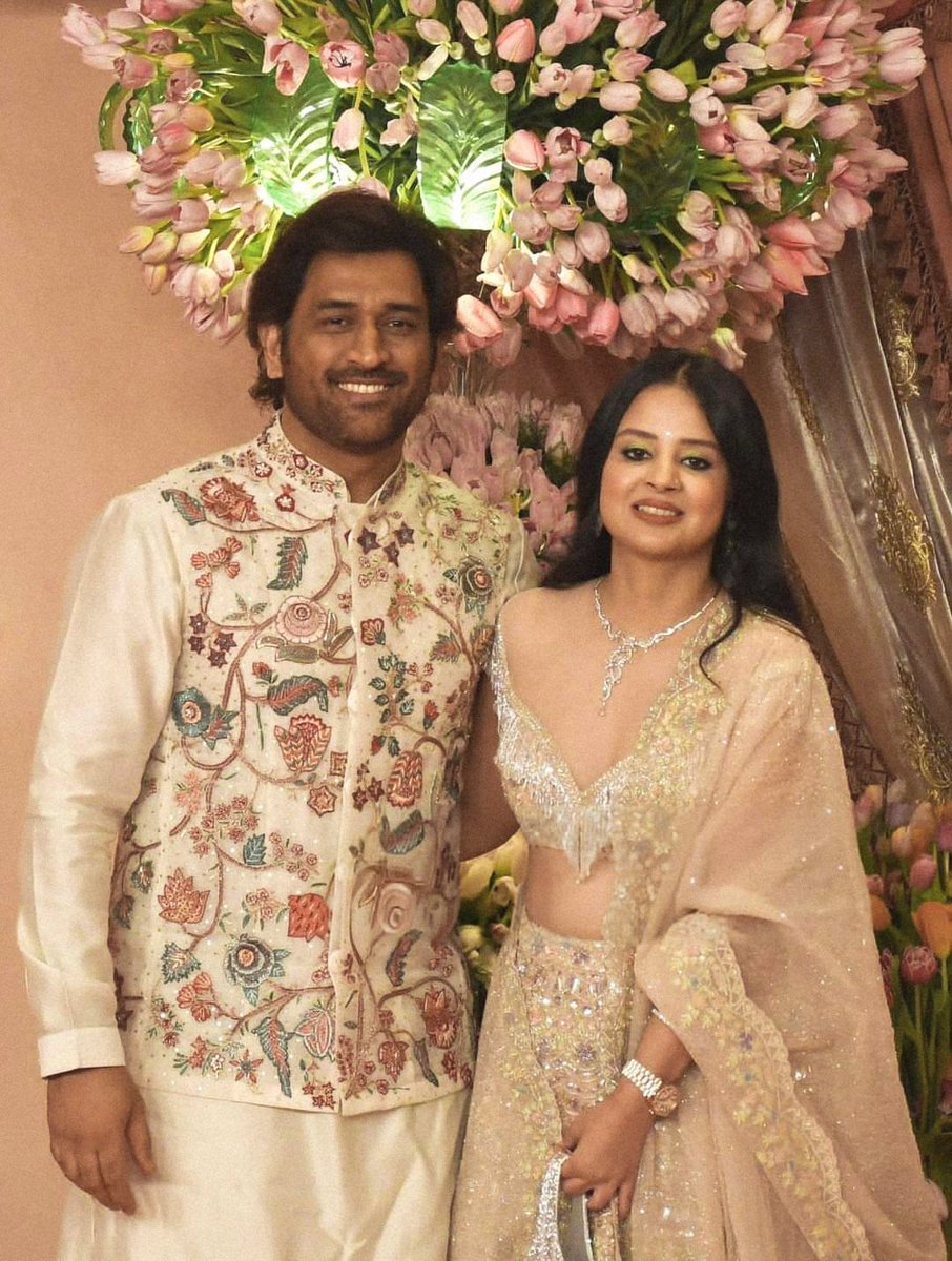 TrendsDhoni's tweet photo. Happy 16th Wedding Anniversary to our favorite couple, Mahi and Sakshi! 🧿❤️ https://t.co/uzRj7WIePa