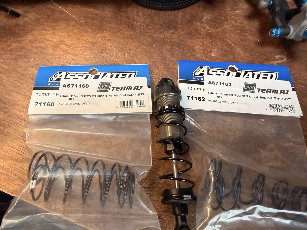 York1297188's tweet photo. Rrサス周り変更。
新しいカーボンパーツとTA-07アルミレーシングステアで少し低重心化できたかな。
スプリングも4.6lbから4.4lbへ変更。大ジャンプが無ければこのレートでも良さそうかなぁ😁
#tamiciated
#tamiya
#associated
#DT07D
#DT04 https://t.co/LytgUpjhVz