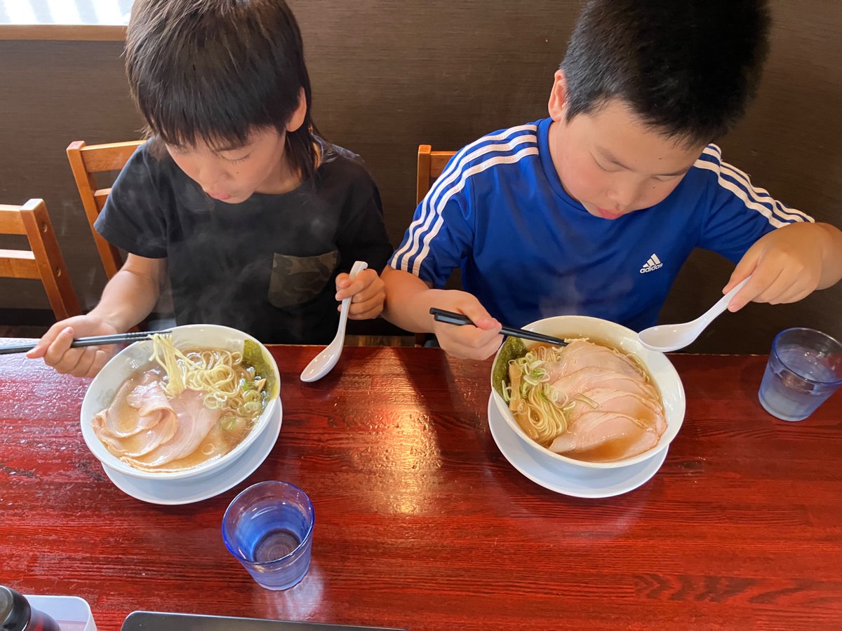 Snowbee0826's tweet photo. 子供とラーメンは父の義務だと思っている

チャーシュー麺　大盛
ちょっと足りなかったらしい

我が子的ラーメンランキング２位に

#翔鶴 https://t.co/zGylemIcaR