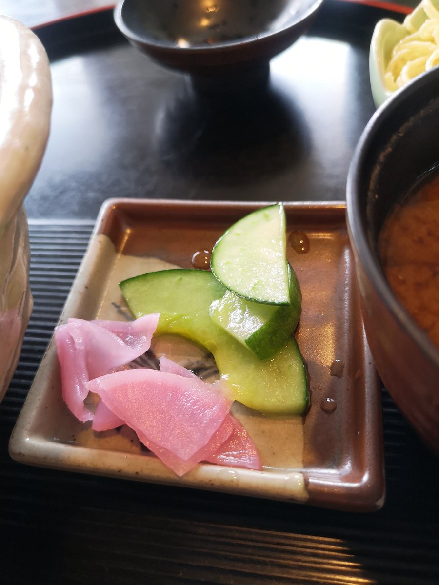 hw_obu's tweet photo. 田原市　若草
どんぶり街道　三河ポークしょうが焼丼
今期の残り半年を切ったので何とか１０店舗を目指したい
三河ポークがめちゃ柔らかい😋うちの年寄りでも文句言わなさそうだw
濃いめの味付けで下の野菜と米がススム君( ﾟДﾟ)ｳﾏｰ
摘果メロンの漬け物も善き
ごちそうさま(｡-人-｡) https://t.co/C0nbq3AOto