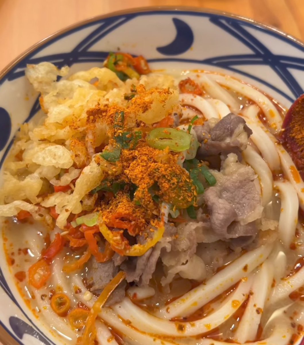 Pistachiojingga's tweet photo. HACK MARUGAME UDON JADI RASA KEK MIE AYAM YAMIN

1. Pesan beef abura udon spicy dan kuah tori baitan
2. Racik: saus sambal, cabe rawit, daun bawang, bubuk cabe, kecap, wijen, kremesan, onsen egg biar creamy
3. Tuang kuah torinya sesuai selera

Udah ada yg coba hack ini? https://t.co/uSTtmMp4n1