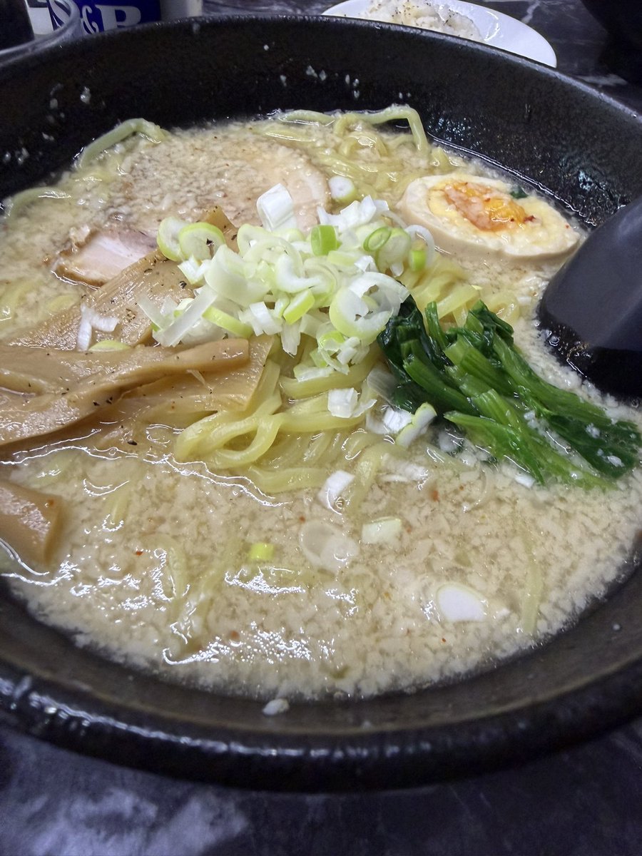 TYOITB's tweet photo. 高島平 中華 暫(しばらく)のこってりラーメン&amp;にんにく炒飯で背徳のブランチ。

土佐っ子感のあるパンチ強めなラーメンも美味しかったけど、にんにく炒飯の衝撃がハンパではなかった。カーボベルデの2点目くらいのインパクト。

ご馳走様でした😋

#板橋グルメ部 https://t.co/f5EbSWGeuf