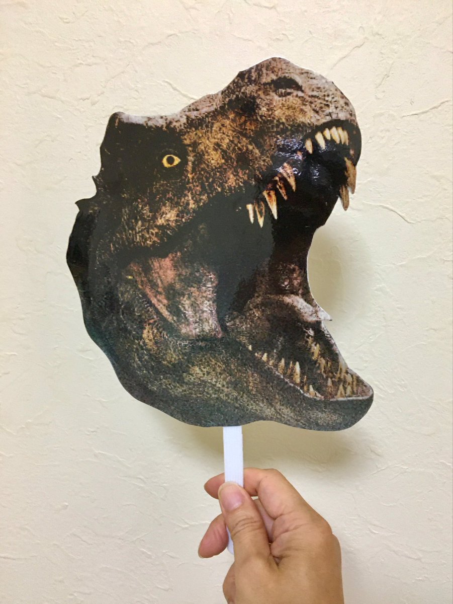 takagozi67's tweet photo. 予告みると熱い展開になりそうね😊
今年の夏は熱くて暑い⁈
という訳で工兵（工作兵）が勝手に応援うちわ作りました。「うちわ（ファン）」だけにこういうのもファンアートって言うのかな？😅

#恐竜戦争 #恐竜戦争先遣隊 #恐竜戦争・先遣隊 https://t.co/67TCjnA3R6