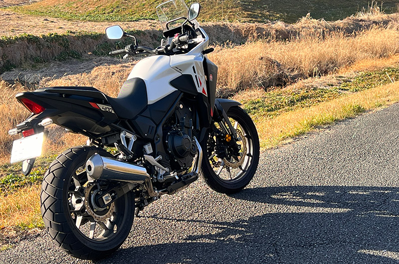 sptadao's tweet photo. NX400でツーリングへ行くならデザートボックスです！

こんにちは、おがわです。
デザートボックスはNX400専用設計だから『気持ちイー！』のです！
湧き上がるトルクを活かしてトップギアで何時までも走り続ける余裕の走り😀
『気持ちイー！』って、ホントに最高だね！

詳細はコメント欄から😀

純日本仕様の走行性能！
いつだって　いくつになったって　オートバイにもっと上手に、もっと楽しく、もっと気持ちよく　乗りたい　走りたいあなたのために、SP忠男の製品は、日本の道で最も大切にしたい速度域に、適切なギアが選べるように、最適なトルク特性を追求。
“気持ちイー！”走りに定評のある、純日本仕様の走りを生み出すマフラーです。

#nx400 #8blnc65 #バイク好きと繋がりたい #バイクのある風景 #気持ちイーフォトコンテスト