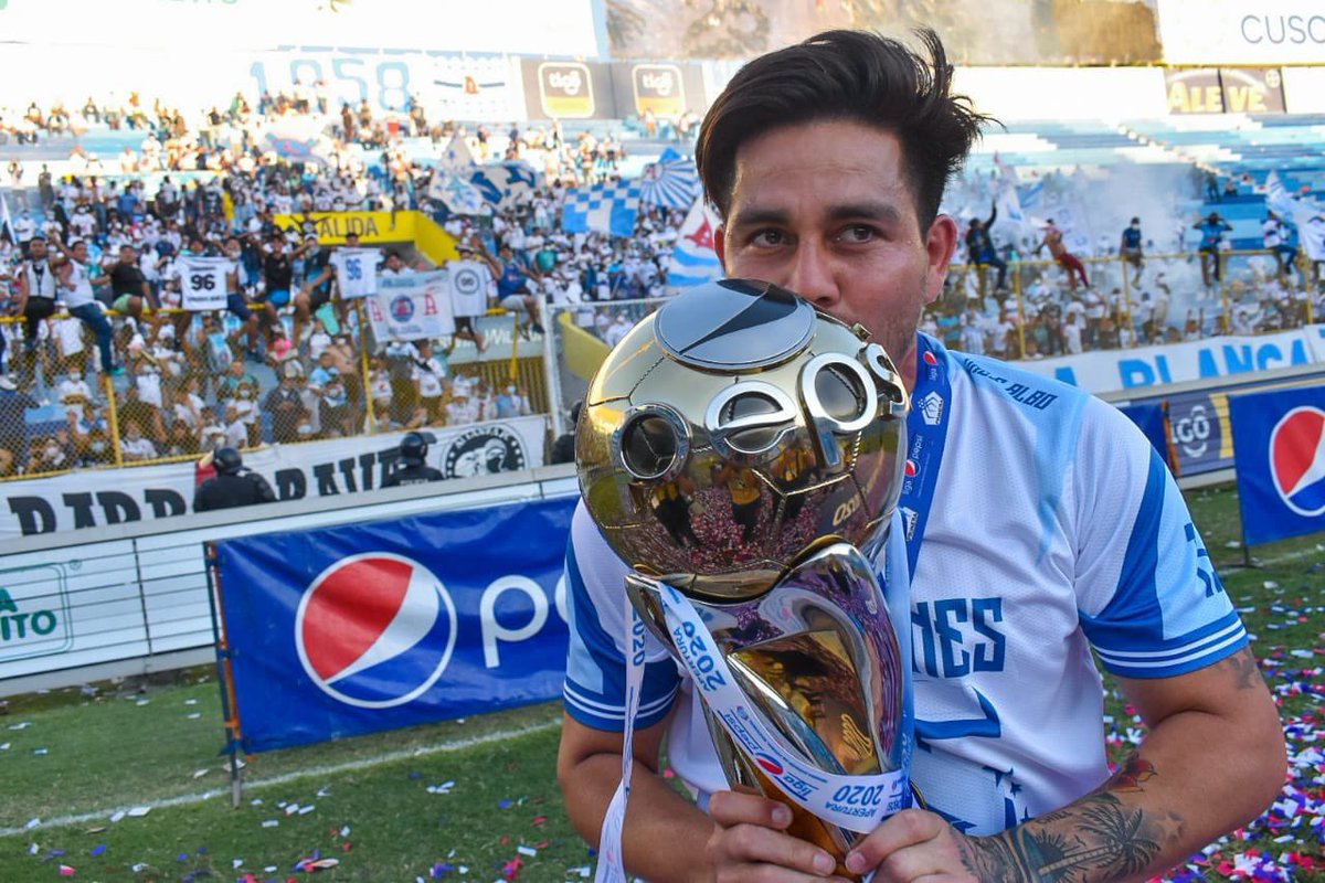 AlianzaFC_sv's tweet photo. Feliz cumpleaños #Eterno22 ©️🅰️ @FitoZelaya22 

#AlianzaFC https://t.co/1FCSs9vBXG