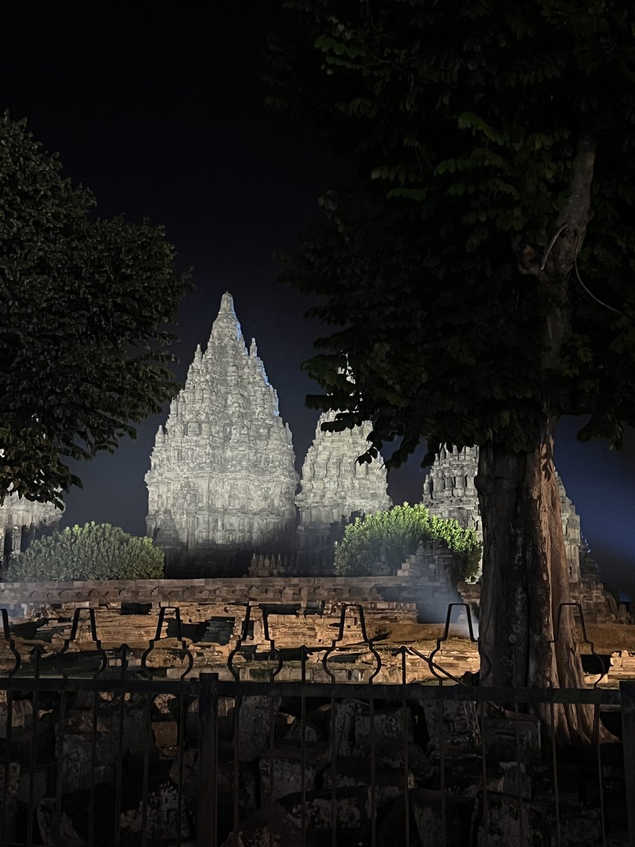 TitiRusdi's tweet photo. Ini kali pertama gue nonton Prambanan Jazz, dan gue suka..!
Outdoor, tapi terang, dengan latar  Candi Prambanan yang megah, magis tapi nggak spooky. Cantik, really love it.

But, di thread gue baca ada yg ngeluh, dibandingin tahun kemarin bla bla bla, toiletnya bla bla bla. Stand makanan bla bla bla.

Ini soal ekspektasi, how you manage yours, for your own happy soul😅

Ekspektasi yg paling bisa dimanage adalah eksektasi terhadap diri sendiri, bukan terhadap pihak lain.
Jadi you baku atur sama diri you sendirilah😅

1. Sebelum berangkat, gue udah makan cukup sehingga insyaAllah gak kelaperan disana, kalo mau jajan ya santai aja gak harus banget.

2. Begitu sampai, cari toilet dulu, biar enak ngonsernya.

3. Minum diatur2lah biar kaga beseran😅
Kelar konser minum dah yg banyak.

4. Kalo rame pas nonton, ya cari aja space yg nyaman kaga usah maksa ke depan stage, anaknya suka mual kalo desek2an.
Screen-nya gede kok, masih kelihatan.
Kalo mau jelas liat body yg nyanyi ya jangan di festival, cari intimate konsernya..😅
Lagian kalo konser sepi kan kasian promotornya ya, kalo rugi bisa2 gak bikin konser lagi😁

5. Secara gak nyetir, ya pake driver. Di drop, janjian aja dijemput dimana, nyari2 dikit ya fine-lah.

6. Pake baju dan sepatu yg nyaman, jadi gak sibuk benerin baju, dan ok aja dibawa duduk di rumput/trotoar.

7. Ciptakan kenyamanan lo sendiri jangan ngarep dari orang/penyelenggara.

8. Ikhlas. Jadi dateng happy, di venue enjoy, pulang happy🥰

Happy weekend orang2 cakep❤️