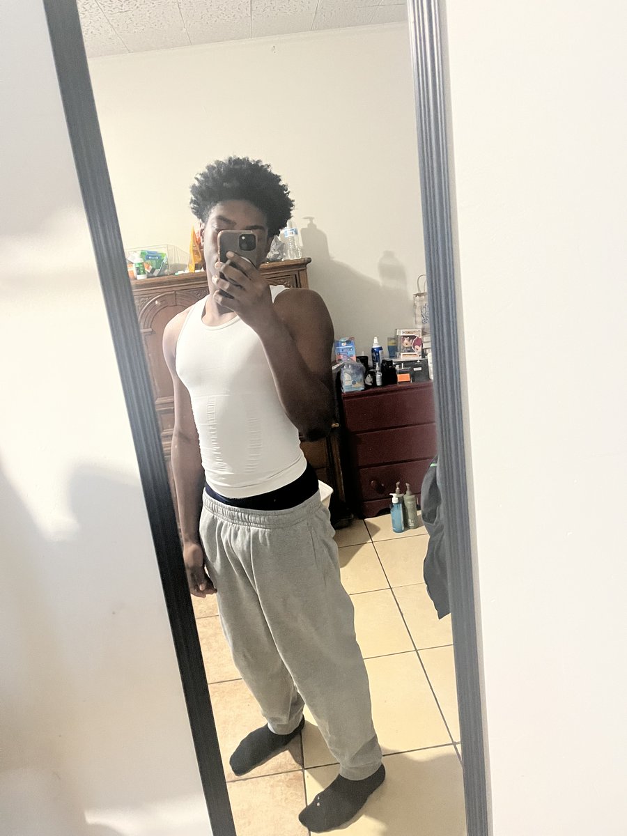 deznextdoor_'s tweet photo. i love me a good mirror pic😍 https://t.co/rW1eBMpeqo
