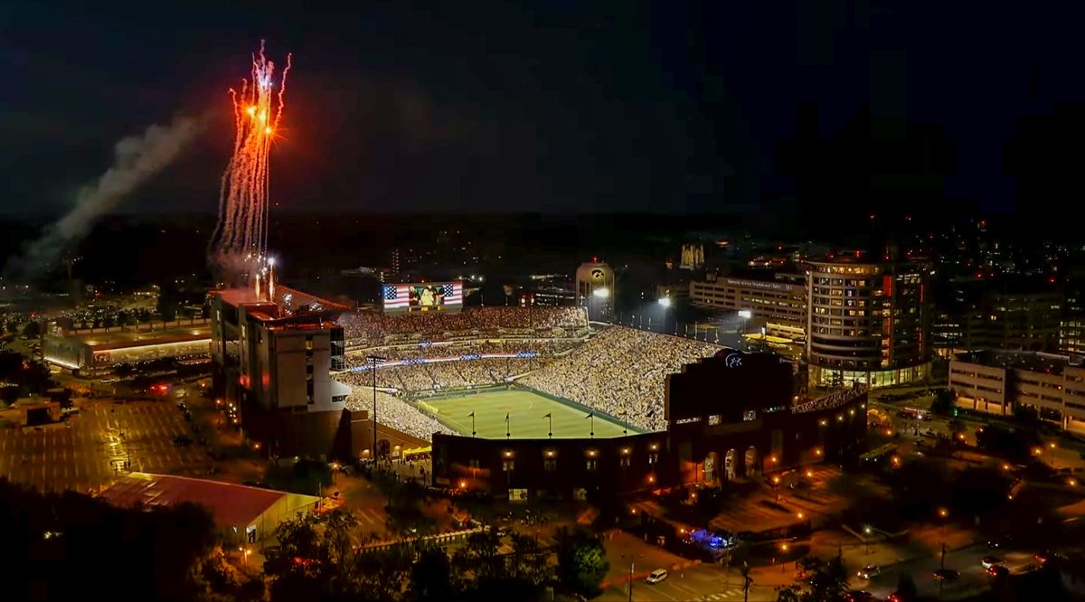 uiowa's tweet photo. And the crowd goes bananas 🍌 https://t.co/rsEznBOodH