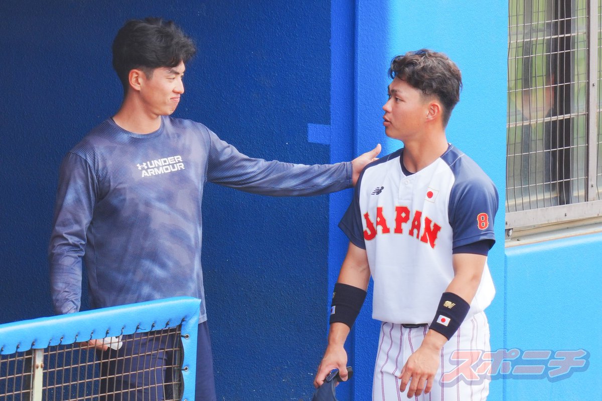 Sponichi_Photo's tweet photo. <侍ジャパン大学代表･ENEOS> 
①溝口コーチに挨拶するENEOS･小畠一心🤝
②山田陸人×榊原七斗(明治大)
③赤堀颯×神里陸(国学院大)
④岡田啓吾の腕を触る松浦佑星🤭
(撮影･五島 佑一郎)
 #侍ジャパン https://t.co/aL9ijGnDTc