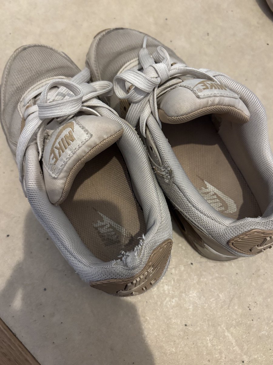TokyoTaylorFeet's tweet photo. These are pretty worn out after a year of use 😗

だいぶボロボロ🫢 https://t.co/vSqXRG2u1b