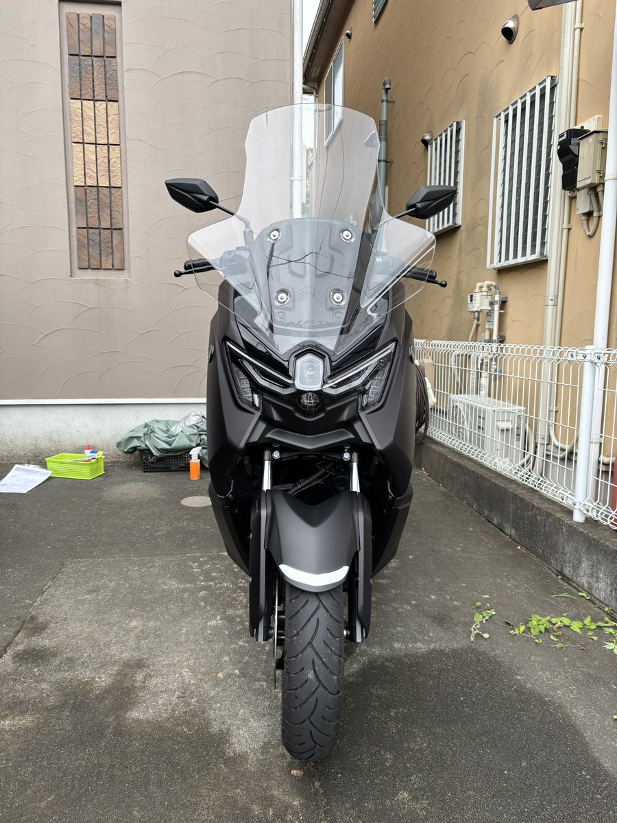 takudayakahee3's tweet photo. 我が愛車をノーマルスクリーンからハイスクリーンへカスタム。
#ヤマハ　#NMAX  #125cc #純正　#風防　#スクーター　#ワイズギア https://t.co/MaqqBIQaI2