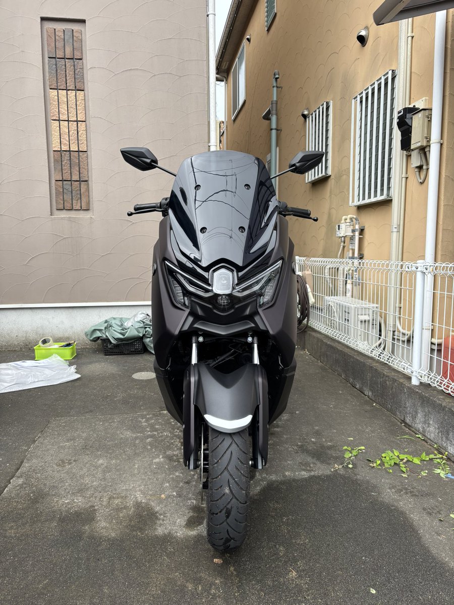 takudayakahee3's tweet photo. 我が愛車をノーマルスクリーンからハイスクリーンへカスタム。
#ヤマハ　#NMAX  #125cc #純正　#風防　#スクーター　#ワイズギア https://t.co/MaqqBIQaI2