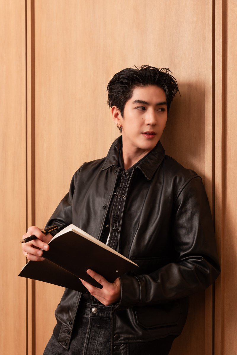 _24News_'s tweet photo. Montblanc"Let's Write" ถ่ายทอดบทสะท้อนความคิดอันลึกซึ้ง ผ่านปลายปากกาจากผู้สร้างแรงบันดาลใจชาวไทย

#Montblanc #LetsWrite #mewsuppasit #sea_tawinan

@Montblanc สานต่อแคมเปญ "Let's Write" เชิญชวนทุกคนหยุดพักจากจังหวะชีวิตอันเร่งรีบ เพื่อหยิบปากกาขึ้นมาเขียนและทบทวนเส้นทางชีวิต ผ่านเรื่องราวของผู้สร้างแรงบันดาลใจจากหลากหลายแวดวง ได้แก่ มิว ศุภศิษฏ์ (@mewsuppasit) Friend of Brand , โดนัท มนัสนันท์ (@manatsanun__p), ฌอห์น จินดาโชติ (@seanjindachot), ซี ทวินันท์ (@sea_tawinan) และ เตยยี่ ประภัสสร (@teayii) ที่ร่วมแบ่งปันมุมมองเกี่ยวกับการเติบโต การค้นพบตัวเอง และบทเรียนที่หล่อหลอมชีวิต

ผ่าน Montblanc Meisterstück แต่ละคนได้ถ่ายทอดความคิดและคุณค่าที่ตนยึดมั่น สะท้อนให้เห็นว่าการเขียนไม่ได้เป็นเพียงการบันทึกความคิด หากยังเป็นช่วงเวลาแห่งการไตร่ตรอง เชื่อมโยงกับตัวเอง และค้นพบความหมายของทุกก้าวบนเส้นทางชีวิต

นับตั้งแต่ปี 1906 Montblanc ยังคงมุ่งมั่นส่งเสริมวัฒนธรรมแห่งการเขียน โดยเชื่อว่าการจรดปากกาลงบนกระดาษคือการกระทำอันทรงพลังที่เชื่อมโยงผู้คน ความคิด และตัวตนเข้าด้วยกัน พร้อมเชิญชวนทุกคนร่วมสัมผัสพลังของการเขียนผ่านแคมเปญ "Let's Write"

@Montblanc