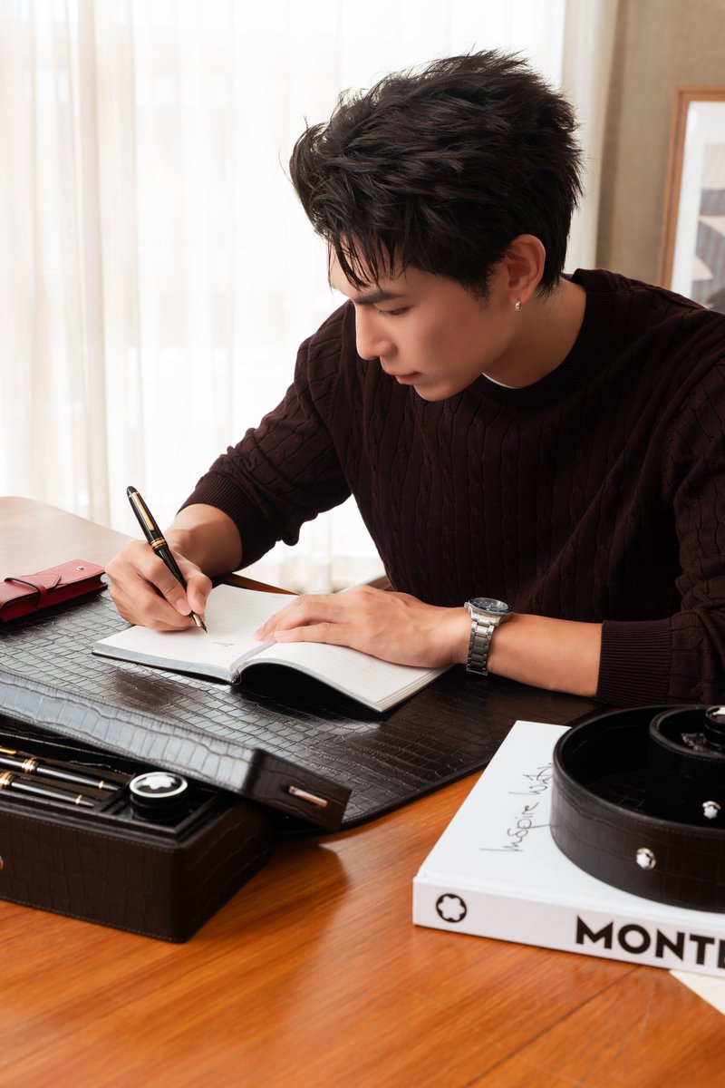 _24News_'s tweet photo. Montblanc"Let's Write" ถ่ายทอดบทสะท้อนความคิดอันลึกซึ้ง ผ่านปลายปากกาจากผู้สร้างแรงบันดาลใจชาวไทย

#Montblanc #LetsWrite #mewsuppasit #sea_tawinan

@Montblanc สานต่อแคมเปญ "Let's Write" เชิญชวนทุกคนหยุดพักจากจังหวะชีวิตอันเร่งรีบ เพื่อหยิบปากกาขึ้นมาเขียนและทบทวนเส้นทางชีวิต ผ่านเรื่องราวของผู้สร้างแรงบันดาลใจจากหลากหลายแวดวง ได้แก่ มิว ศุภศิษฏ์ (@mewsuppasit) Friend of Brand , โดนัท มนัสนันท์ (@manatsanun__p), ฌอห์น จินดาโชติ (@seanjindachot), ซี ทวินันท์ (@sea_tawinan) และ เตยยี่ ประภัสสร (@teayii) ที่ร่วมแบ่งปันมุมมองเกี่ยวกับการเติบโต การค้นพบตัวเอง และบทเรียนที่หล่อหลอมชีวิต

ผ่าน Montblanc Meisterstück แต่ละคนได้ถ่ายทอดความคิดและคุณค่าที่ตนยึดมั่น สะท้อนให้เห็นว่าการเขียนไม่ได้เป็นเพียงการบันทึกความคิด หากยังเป็นช่วงเวลาแห่งการไตร่ตรอง เชื่อมโยงกับตัวเอง และค้นพบความหมายของทุกก้าวบนเส้นทางชีวิต

นับตั้งแต่ปี 1906 Montblanc ยังคงมุ่งมั่นส่งเสริมวัฒนธรรมแห่งการเขียน โดยเชื่อว่าการจรดปากกาลงบนกระดาษคือการกระทำอันทรงพลังที่เชื่อมโยงผู้คน ความคิด และตัวตนเข้าด้วยกัน พร้อมเชิญชวนทุกคนร่วมสัมผัสพลังของการเขียนผ่านแคมเปญ "Let's Write"

@Montblanc