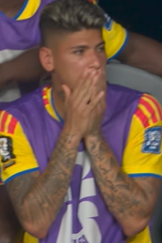 drmamadarepudio's tweet photo. mana tipo que nervoso meu homem bateu cabeça com outro jogador e caiu no chão https://t.co/4P7QkqxNBg