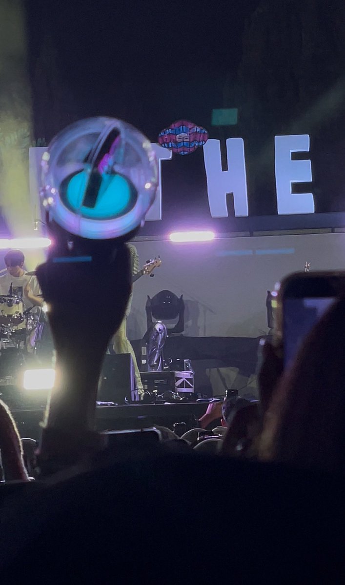 Skzdumpies's tweet photo. JUJUR INI KALAU GUE EYE LEVEL🥹🙏🏻
gamau angjat tinggi dan pen eyelevel tapi kalau eye level view gue bakalan gini, event geser ke kanan atau kiri tetep ketutupan hp/tangan/lightstick 😭 https://t.co/hfBgKcVmdb